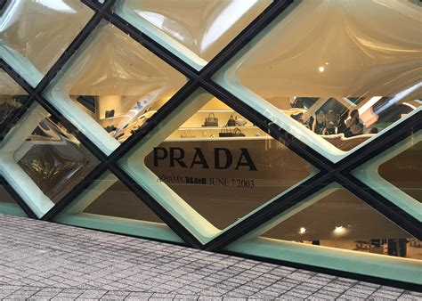 prada aoyama interni